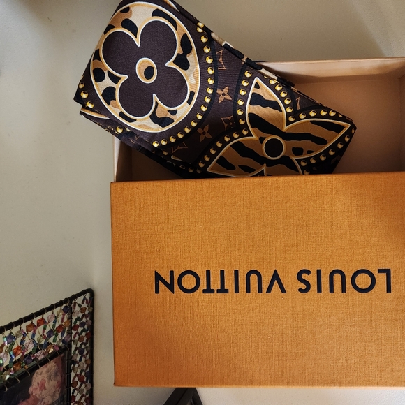 Louis Vuitton Scarf - Picture 3 of 7